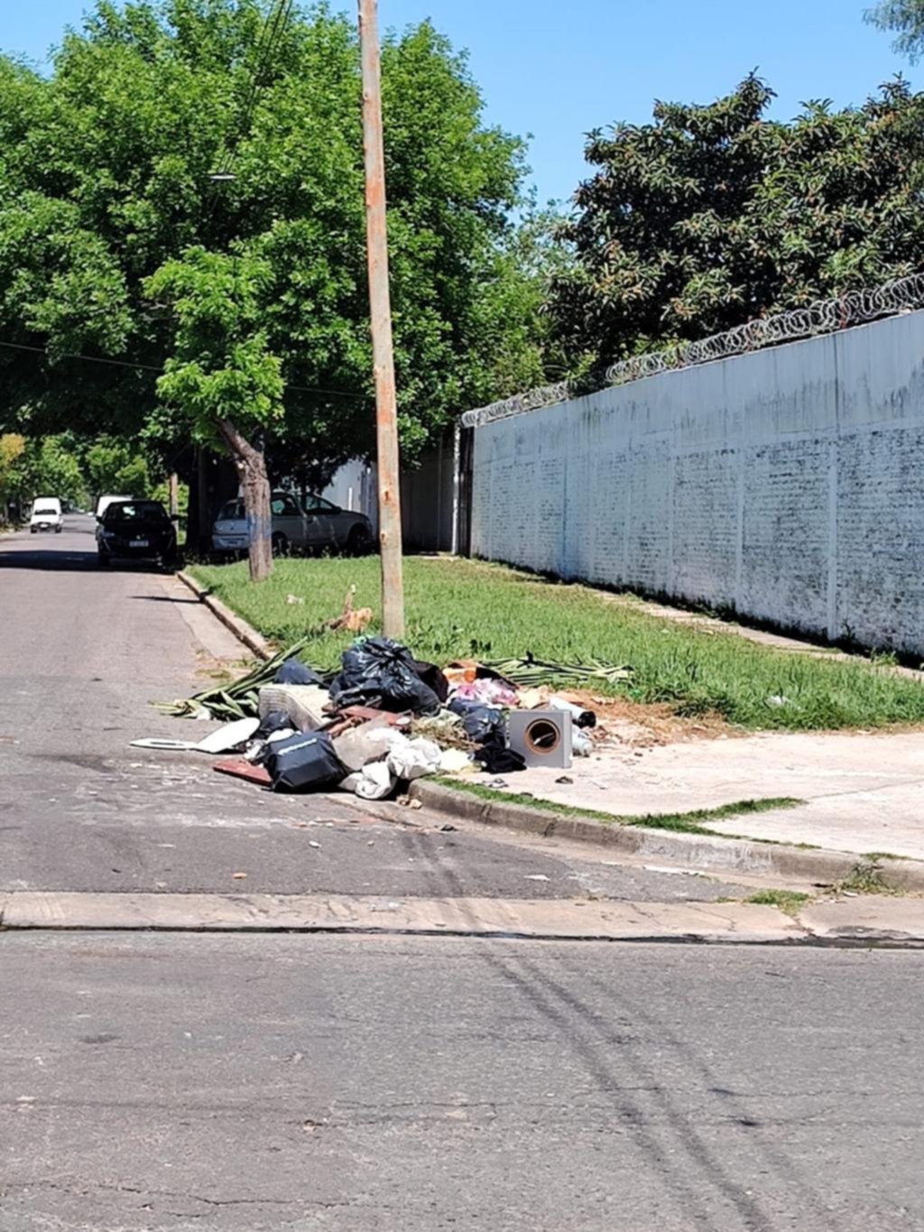 Crecen las quejas por un basural crónico en la esquina de 2 y 74