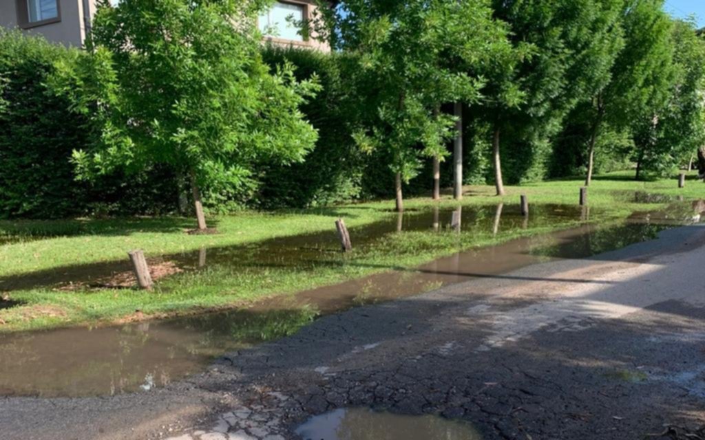 Calle destruida por un caño roto en 27 y 460 de City Bell