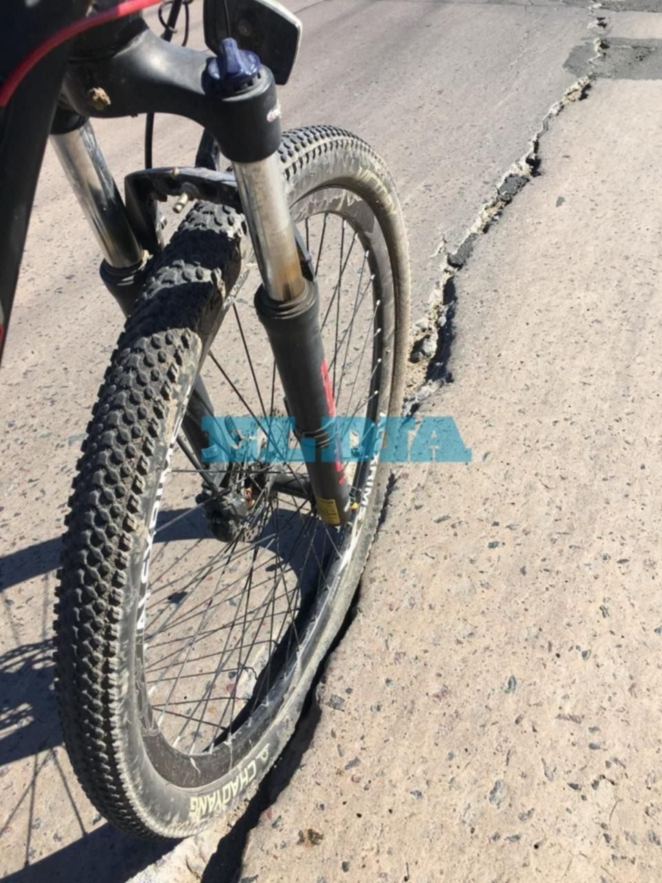 Denuncian que un tramo de la Avenida 44 es una “trampa mortal” para motos y bicicletas