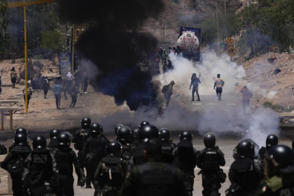 Estallido en Bolivia: toman cuarteles y hay rehenes