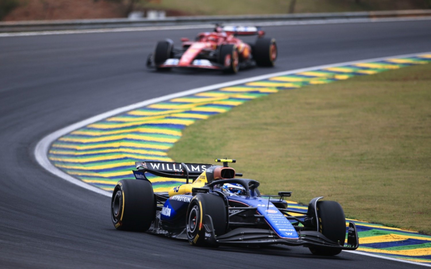 Franco Colapinto escaló dos puestos y finalizó 12º en la carrera Sprint del Gran Premio de Brasil