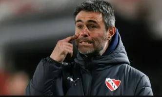 La barrabrava apretó a los jugadores de Independiente