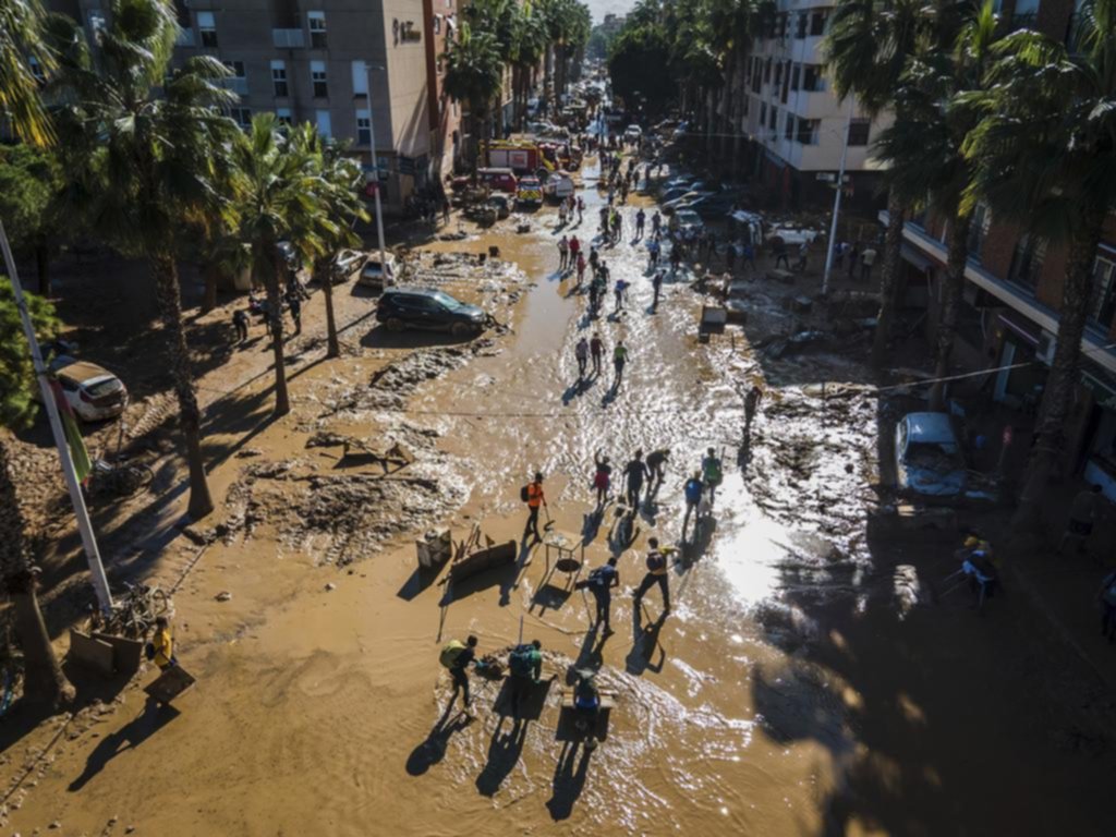 Un “ejército” de soldados y policías en las zonas devastadas de España