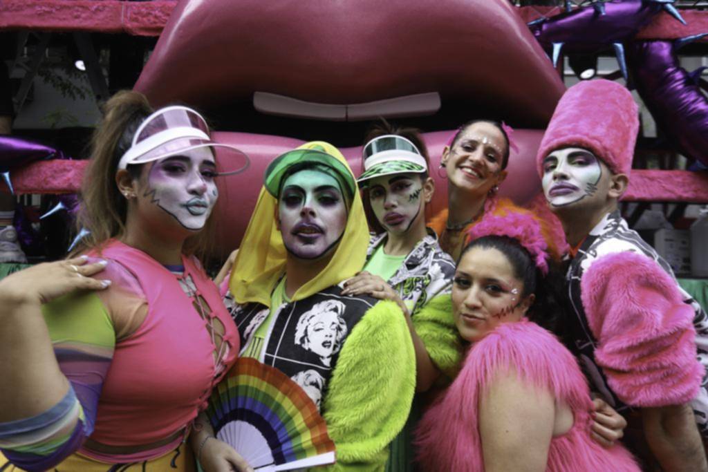Una multitud en la Plaza de Mayo en la 33ª Marcha del Orgullo LGBTI+