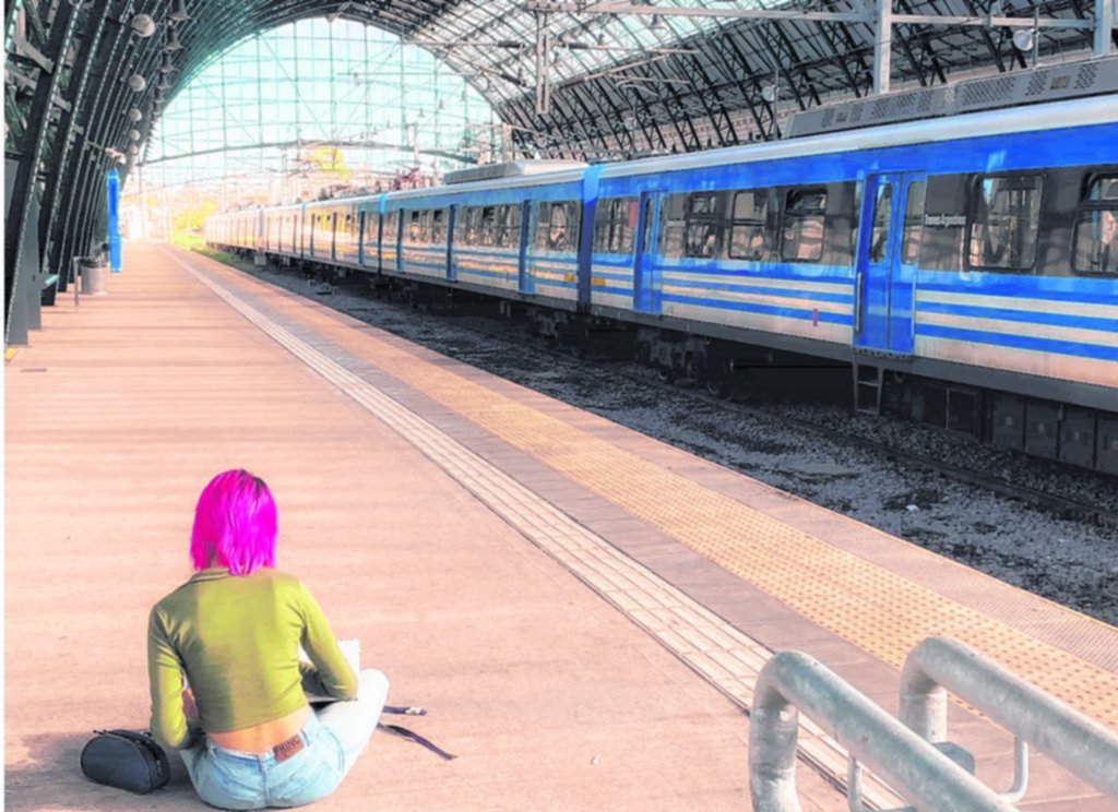 Daniel López: el fotógrafo que encuentra historias entre trenes y multitudes