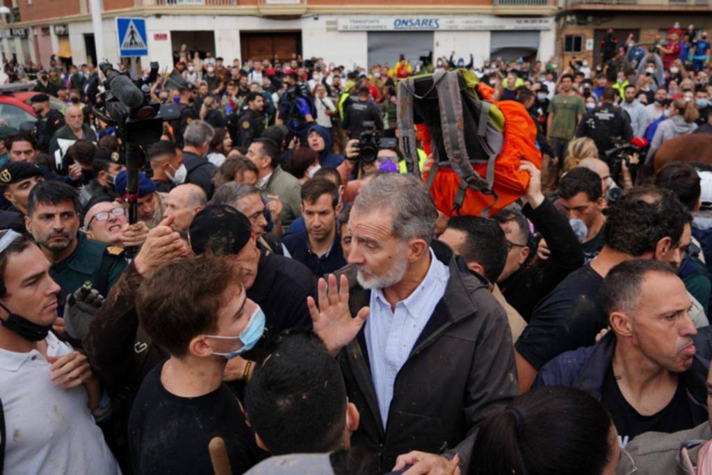 El rey Felipe recibido en Valencia con insultos y barro por vecinos