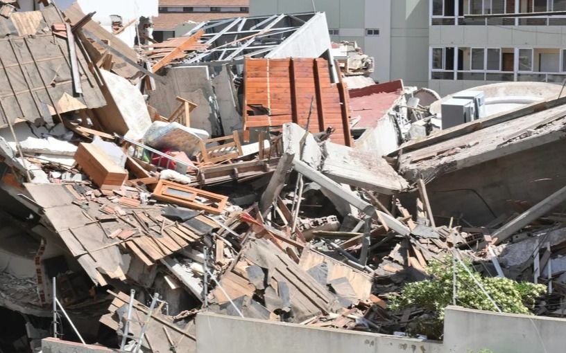 Villa Gesell: la lluvia complica las tareas de los rescatistas que trabajaban en el derrumbe