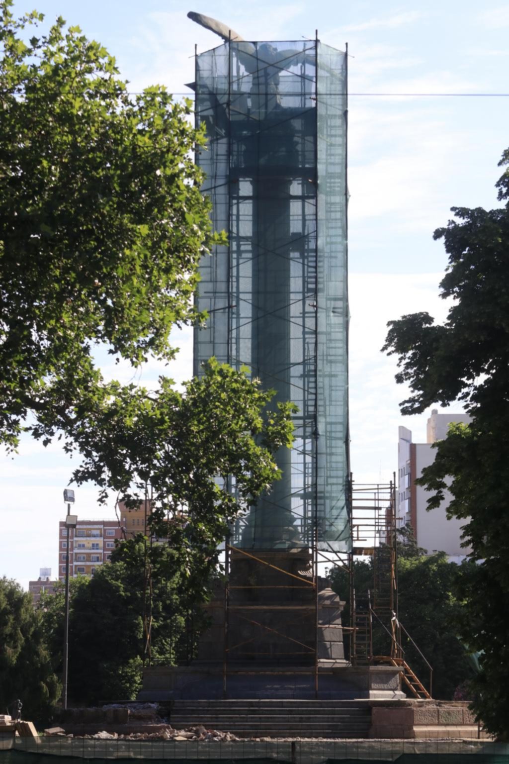 Preparan “quirúrgico” izaje del monumento de la plaza Italia