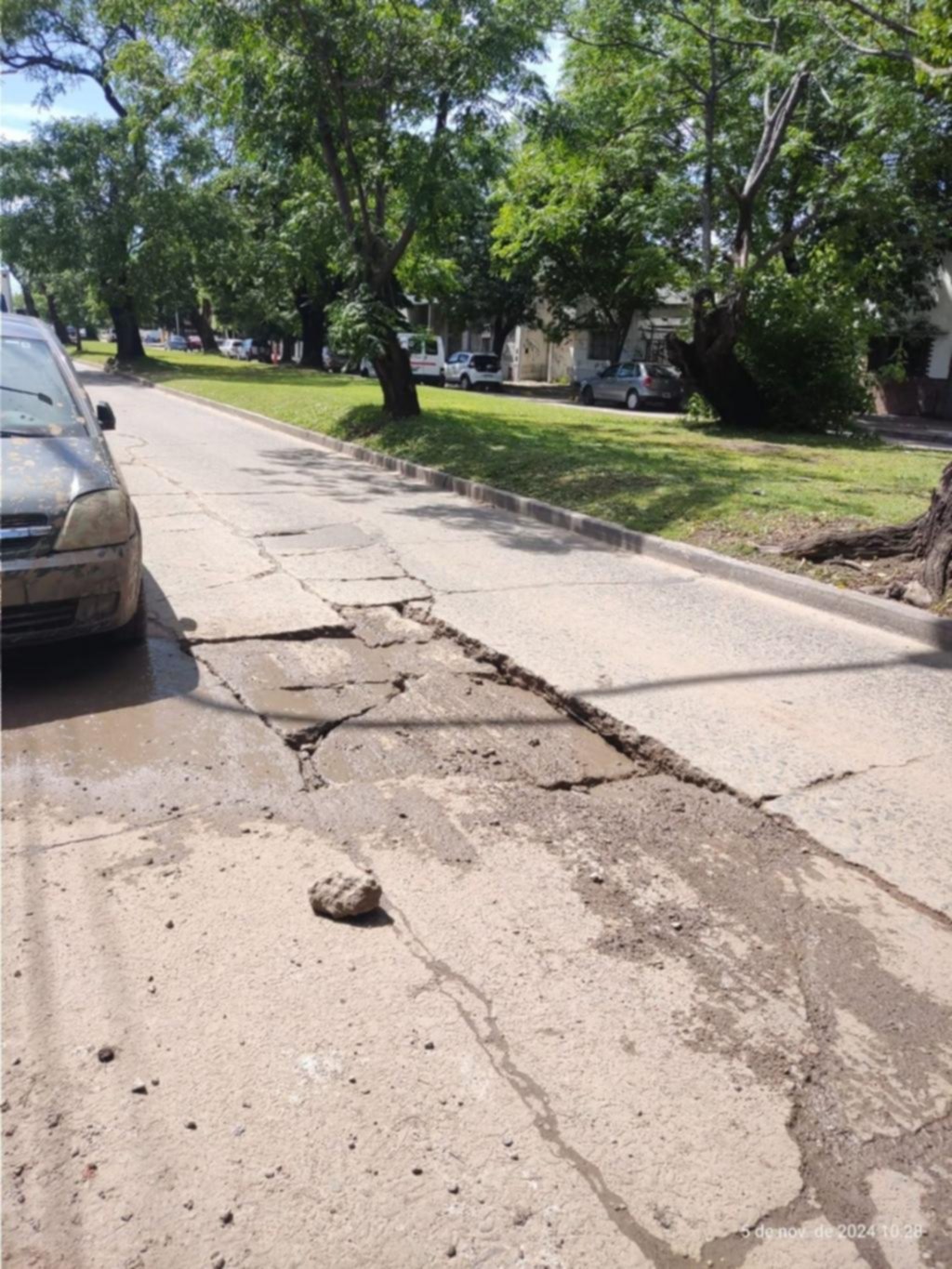 Un pozo que, además de barro, tiene todo para romper una cubierta