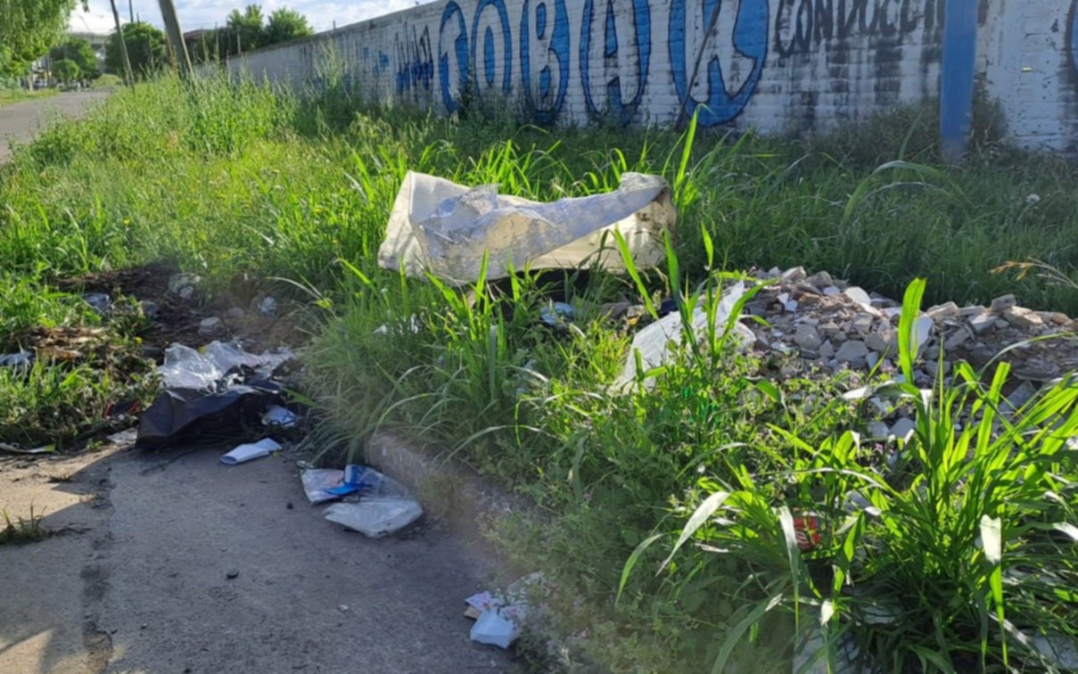 Desagües desbordados, basura y pastizales cerca del Estadio: "Nos preocupa el abandono"