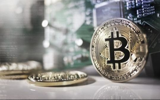 La victoria de Trump desata la fiebre cripto y lleva al bitcoin a su máximo histórico