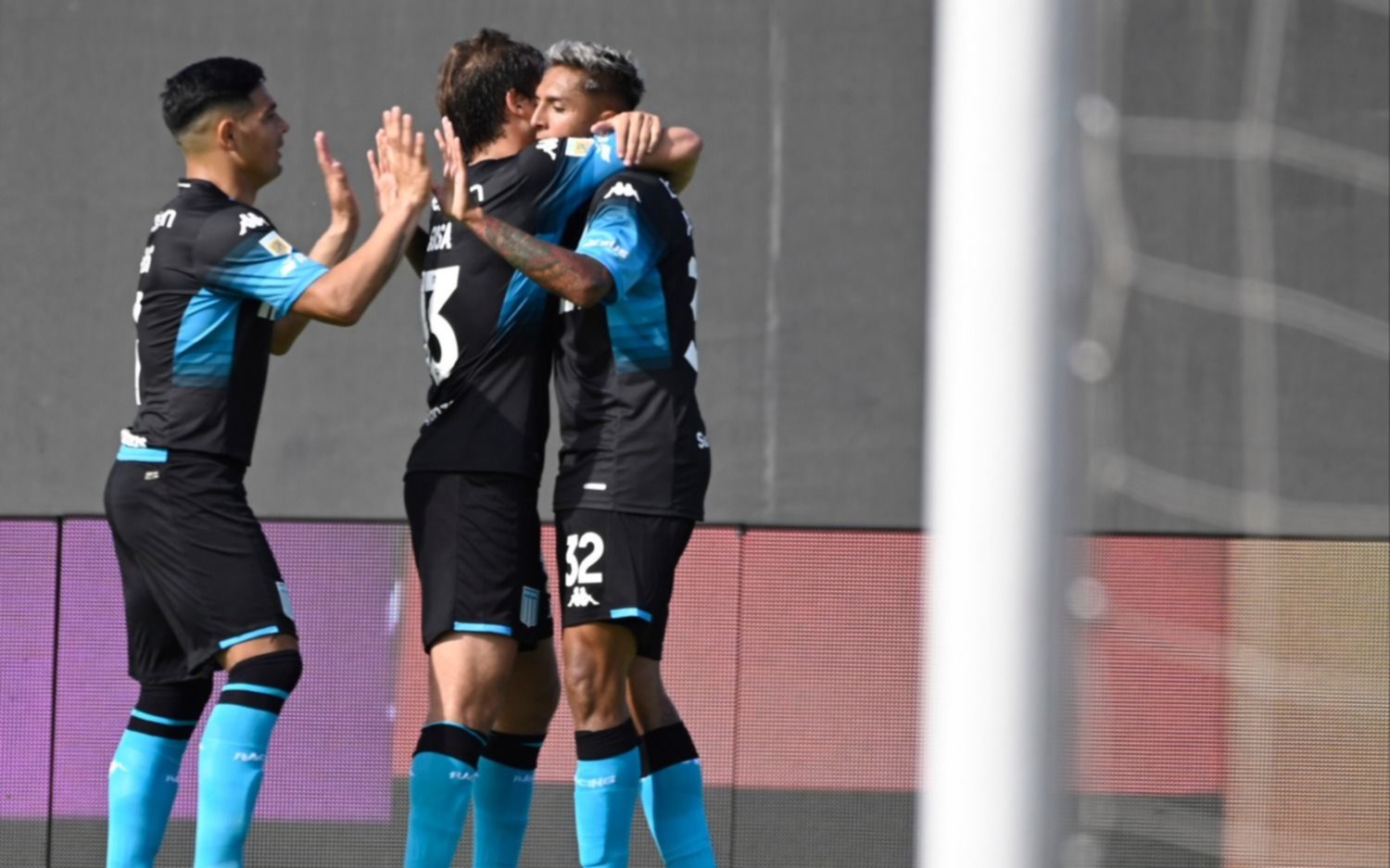 Racing le ganó 2-0 a Barracas y quedó más cerca de Vélez