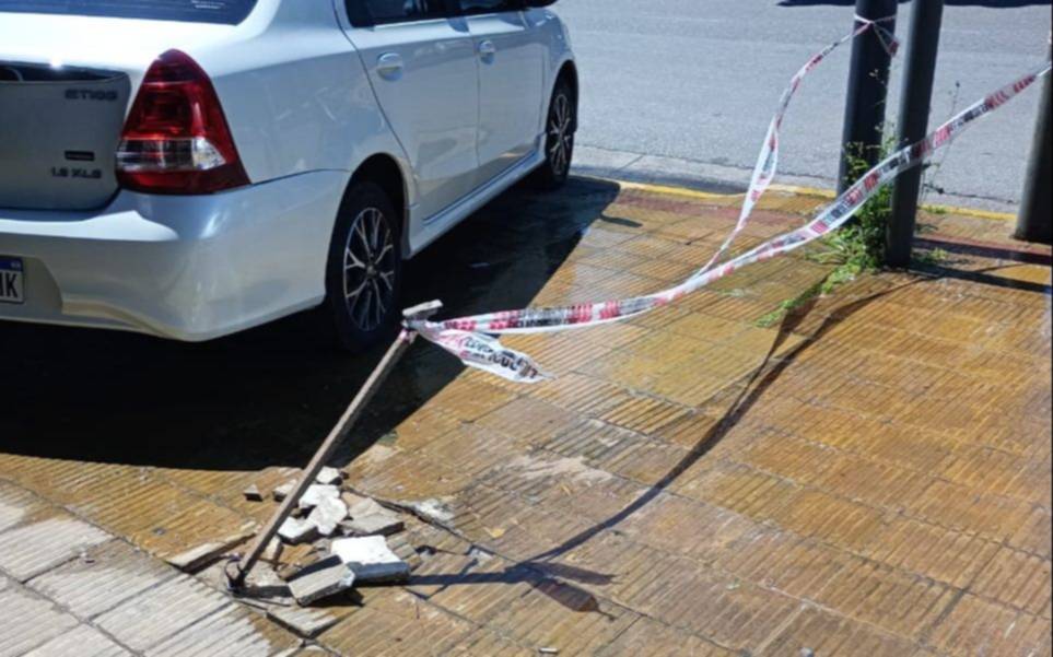 Indignados por una filtración en 44 y 24: "Así se pierde un recurso no renovable como el agua"