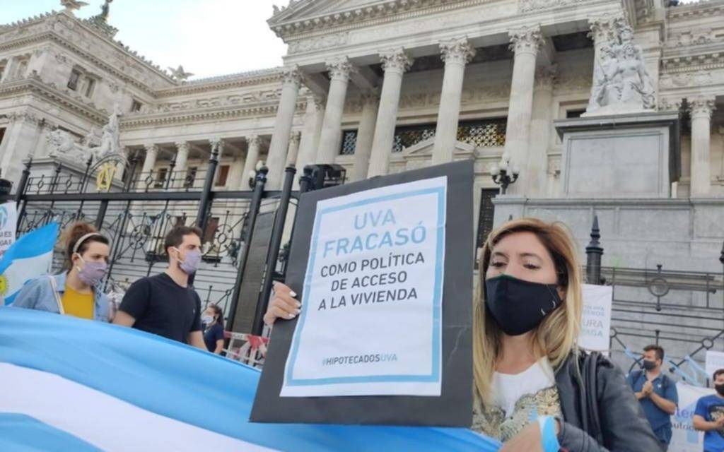 Créditos UVA: los que pidieron $2 millones ahora deben $90 millones, y pagan cuotas exorbitantes