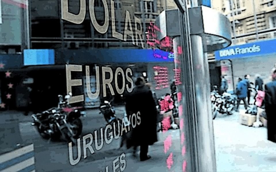 El dólar blue siguió bajando y quebró su valor más bajo en seis meses: a cuánto cerró este jueves 7 de noviembre