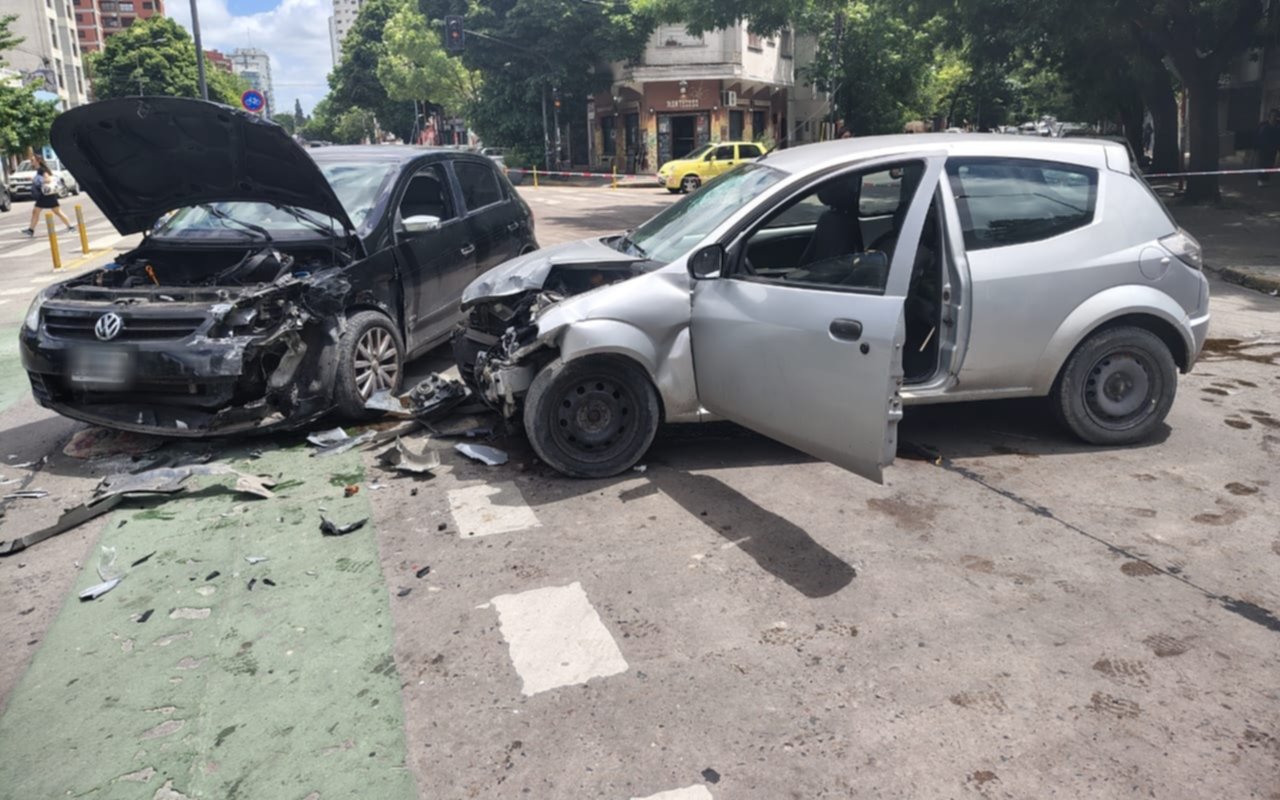 Impactante accidente en pleno centro de La Plata: hay dos heridos