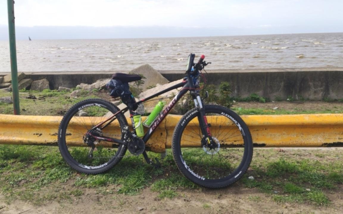 ¡Cuidado ciclistas! Motochorros los atacan a piñas y patadas y los encañonan para robarles en La Plata
