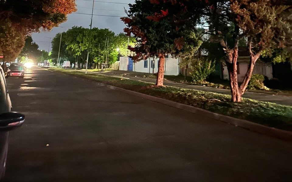 "Faltan luminarias, es una boca de lobo", la queja de vecinos de un barrio de La Plata