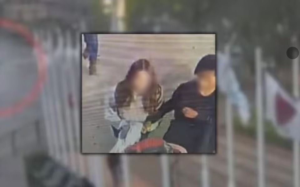 ¿Quién es el joven que aparece junto a la adolescente de La Plata?