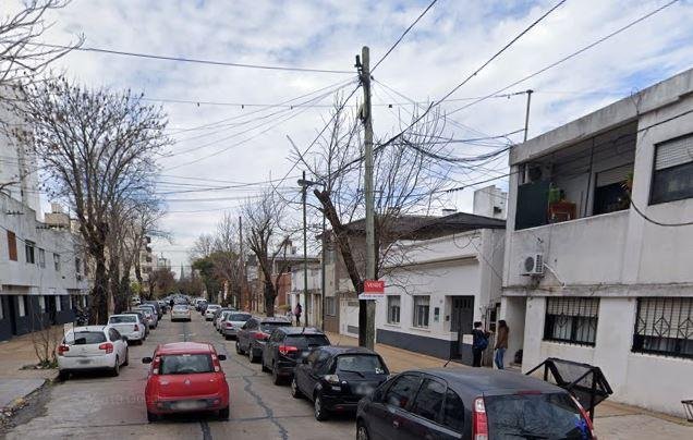 Le rompen la ventanilla del auto y le sacan una fuerte suma de dinero