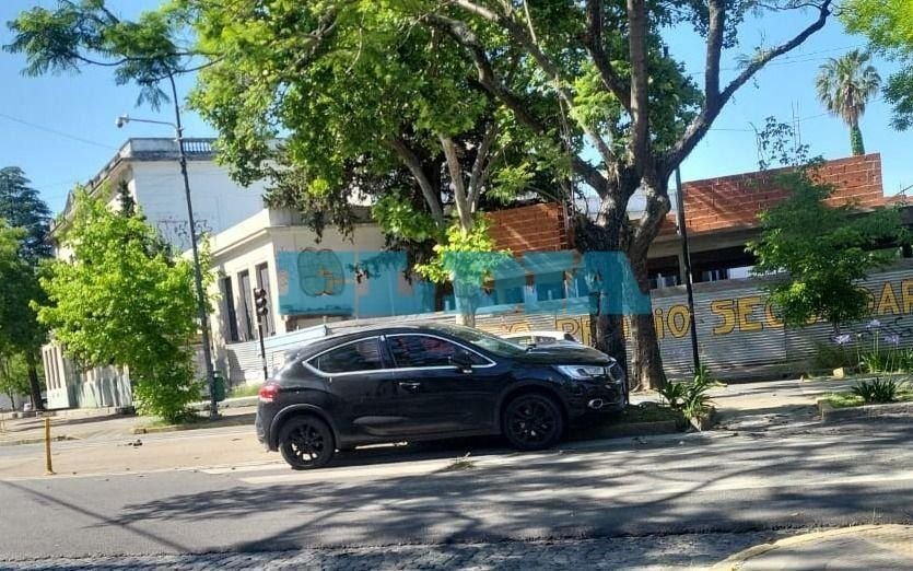 Perdió el control, se subió a la bicisenda y chocó contra un árbol a pasos del centro en La Plata