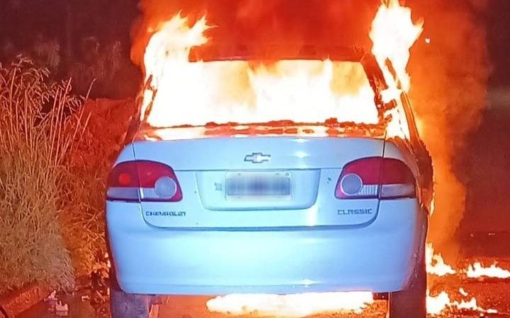 Inseguridad al rojo vivo: en La Plata, un taxista fue víctima de un robo y su auto ardió en llamas