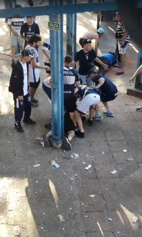 Enfrentamiento a las piñas en las tribunas