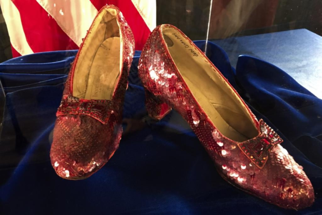 Recuperan zapatos de “El Mago de Oz” y van a subasta