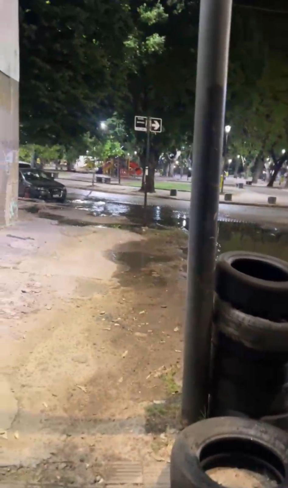 Desechos cloacales en la intersección de 1 y diagonal 73