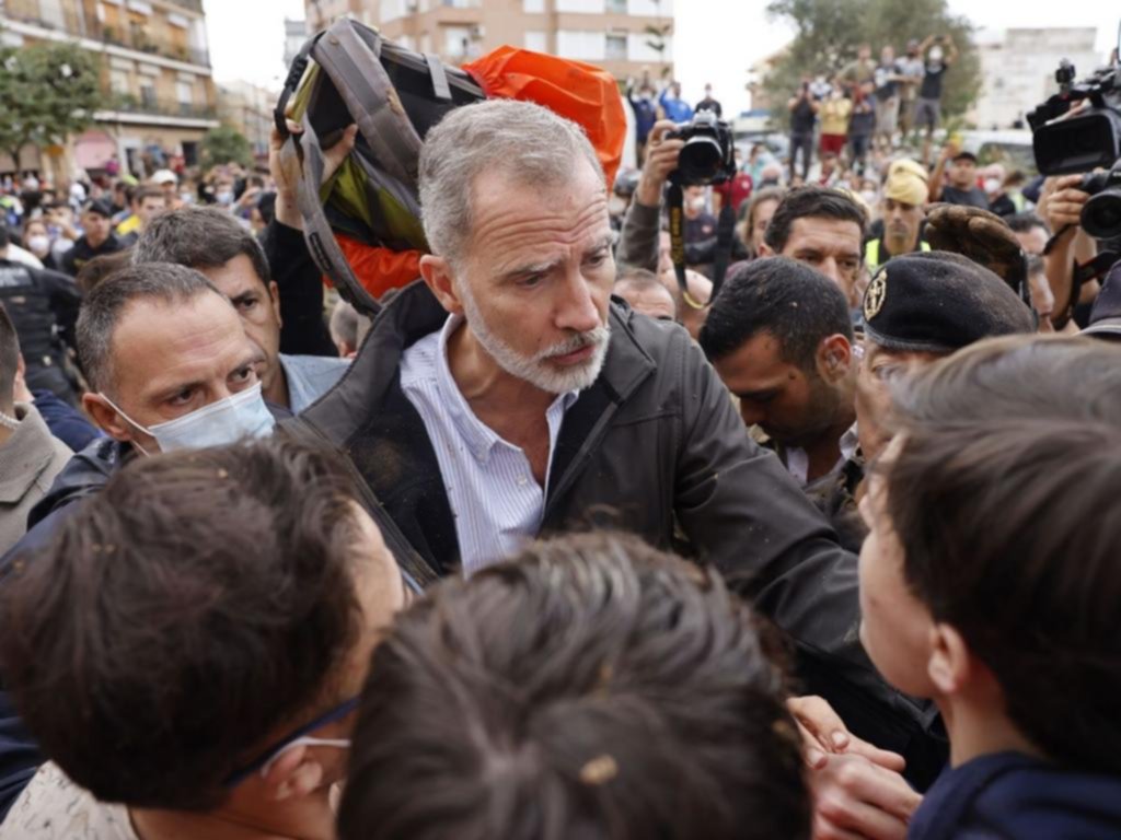 De los aplausos a los abucheos: la semana contradictoria de los reyes de España