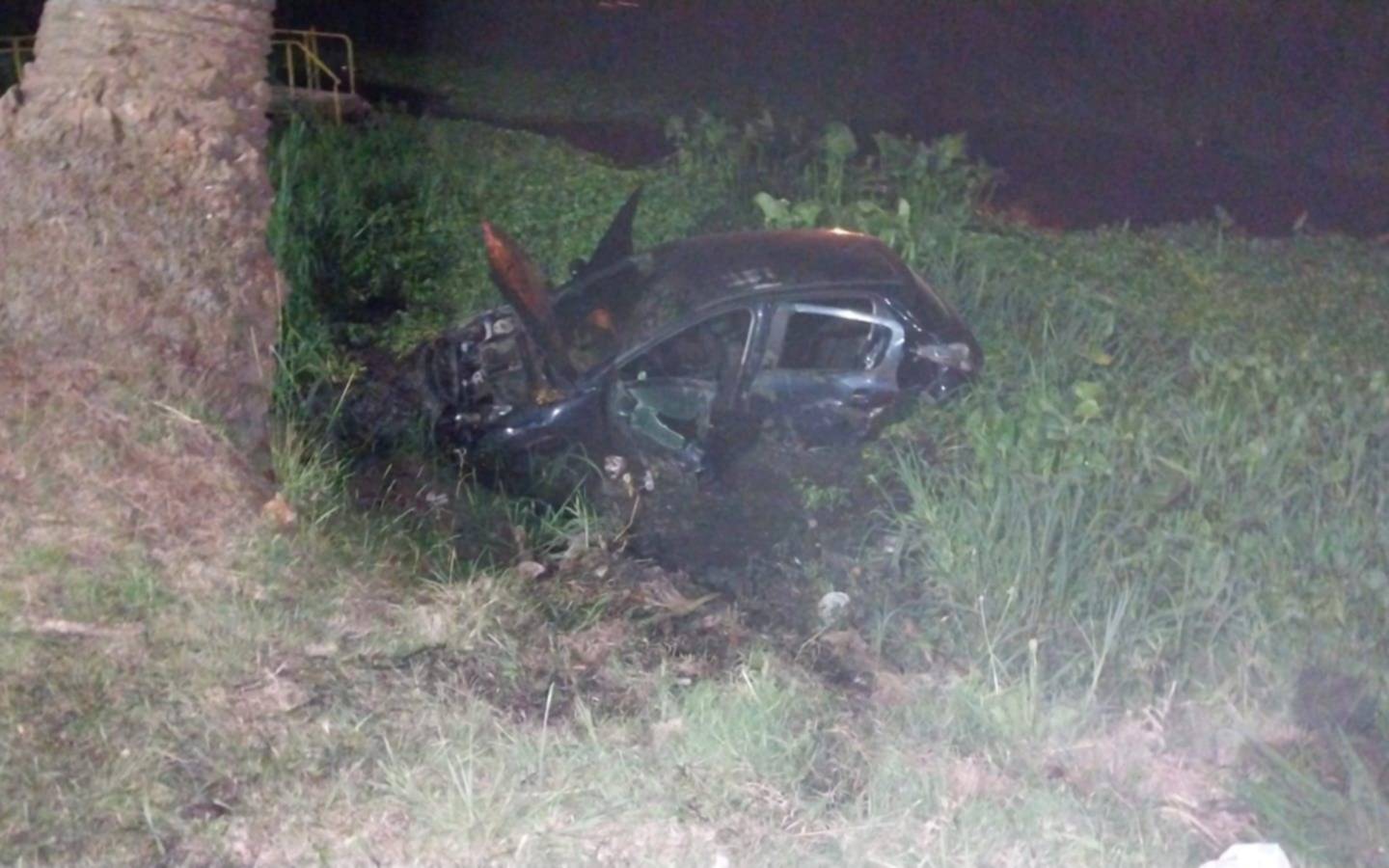 Fatal accidente en Ensenada: un joven murió tras el despiste de un auto que terminó dentro del canal "El Dique"