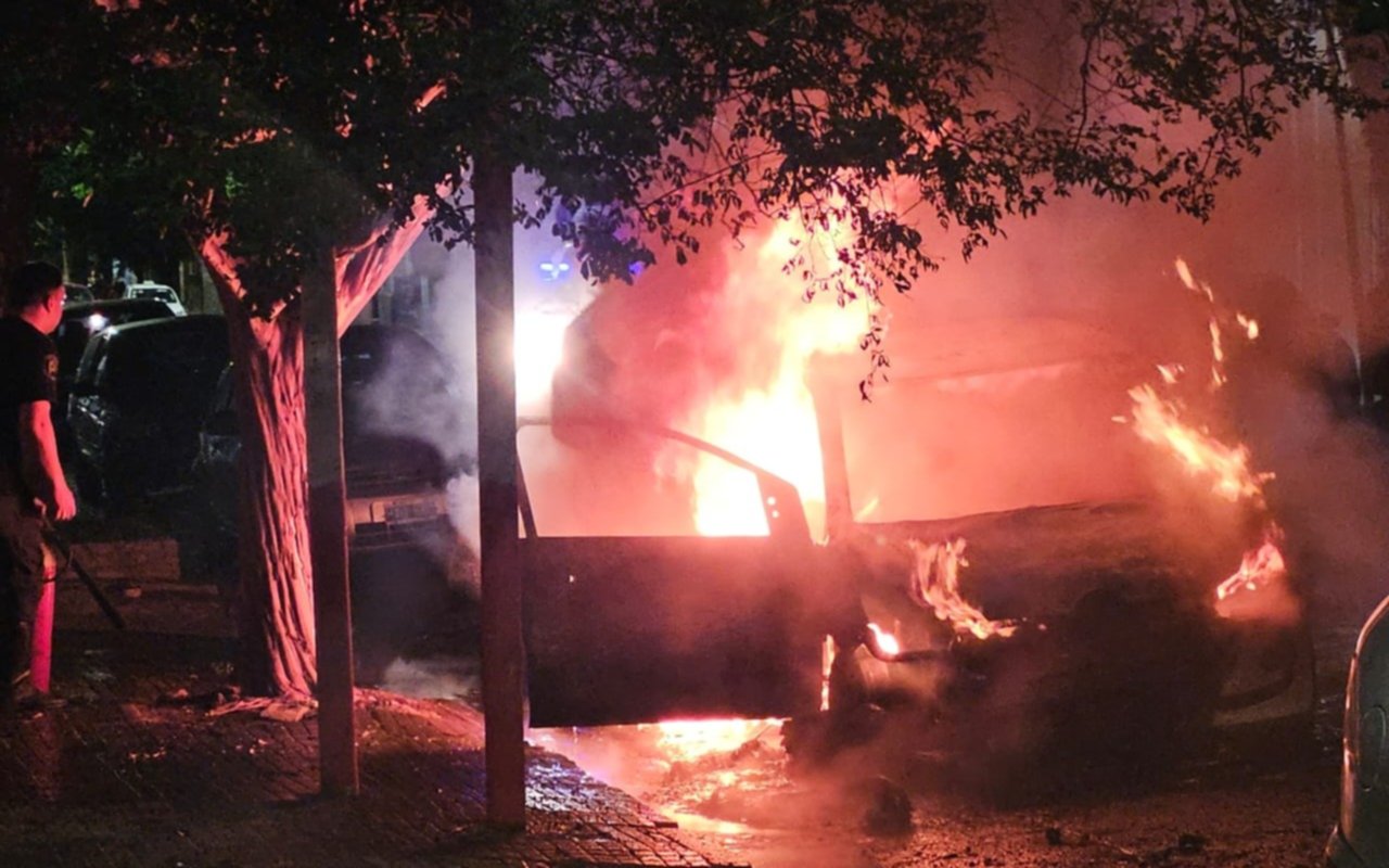 Tensión y susto por un auto que apareció "bajo intensas llamas" y que despertó a vecinos con una explosión en La Plata