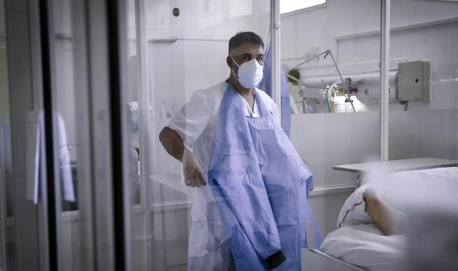 A la búsqueda de médicos: ofrecen sueldos de $ 3,5M a especialistas