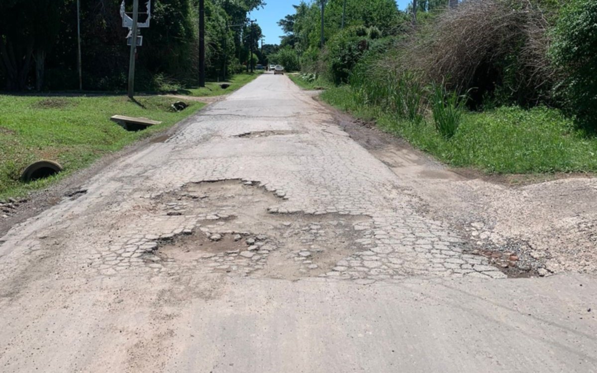 Un pozo gigante en una calle de Villa Elisa