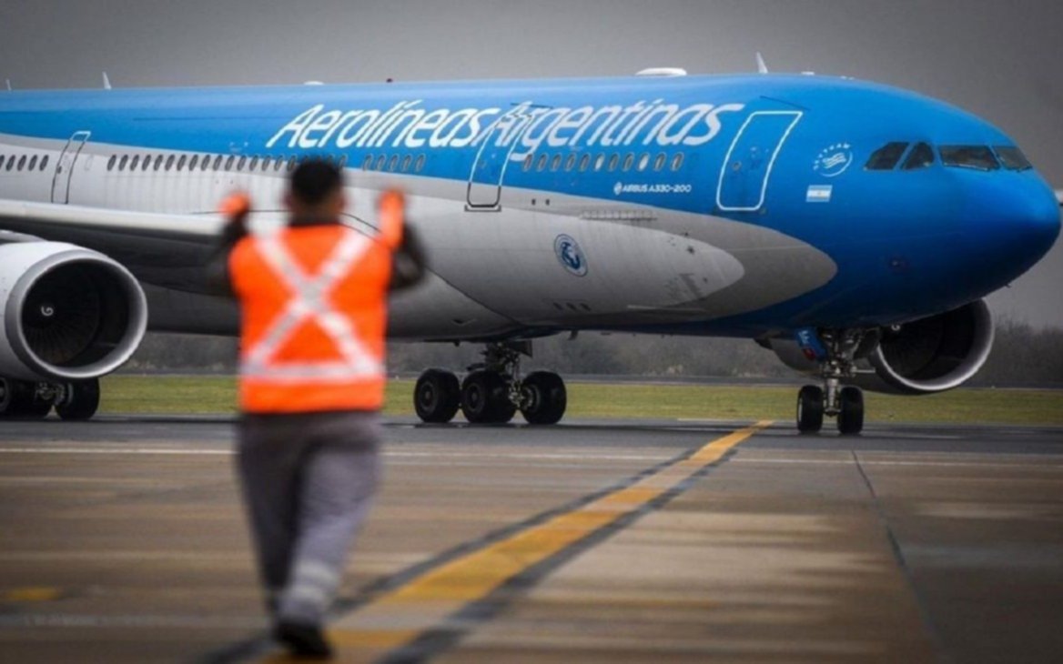 En un clima de tensión, iniciaron las reuniones entre el Gobierno, Aerolíneas y los sindicatos por mejoras salariales