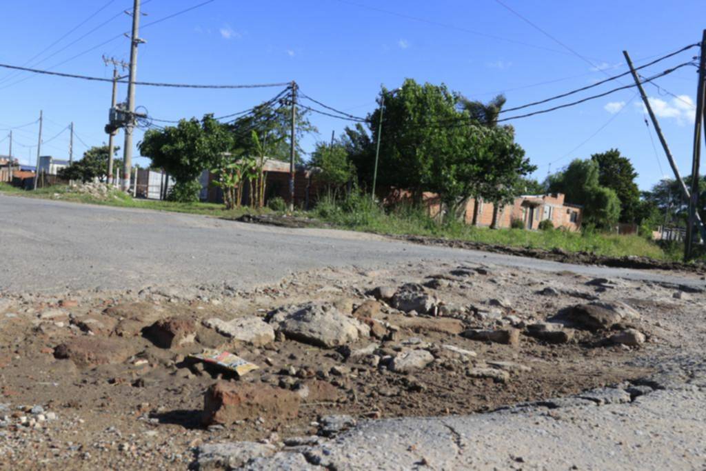 Quejas vecinales en Los Hornos por calles en mal estado y el alumbrado