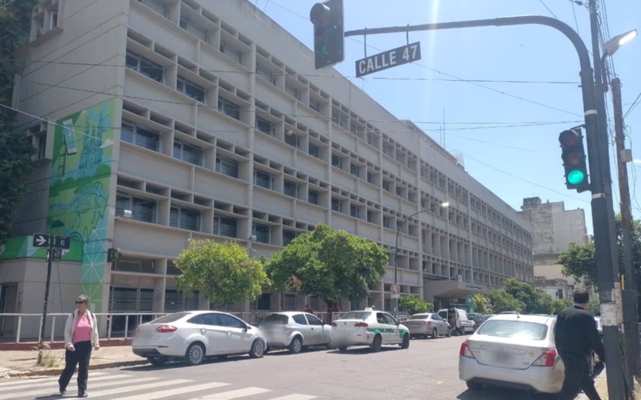La Plata: la chocó un taxi y terminó en el hospital con una fractura