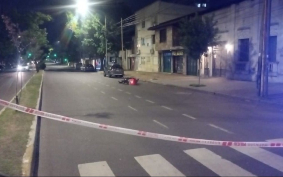 Un repartidor se encuentra en grave estado tras embestir a una joven en La Plata