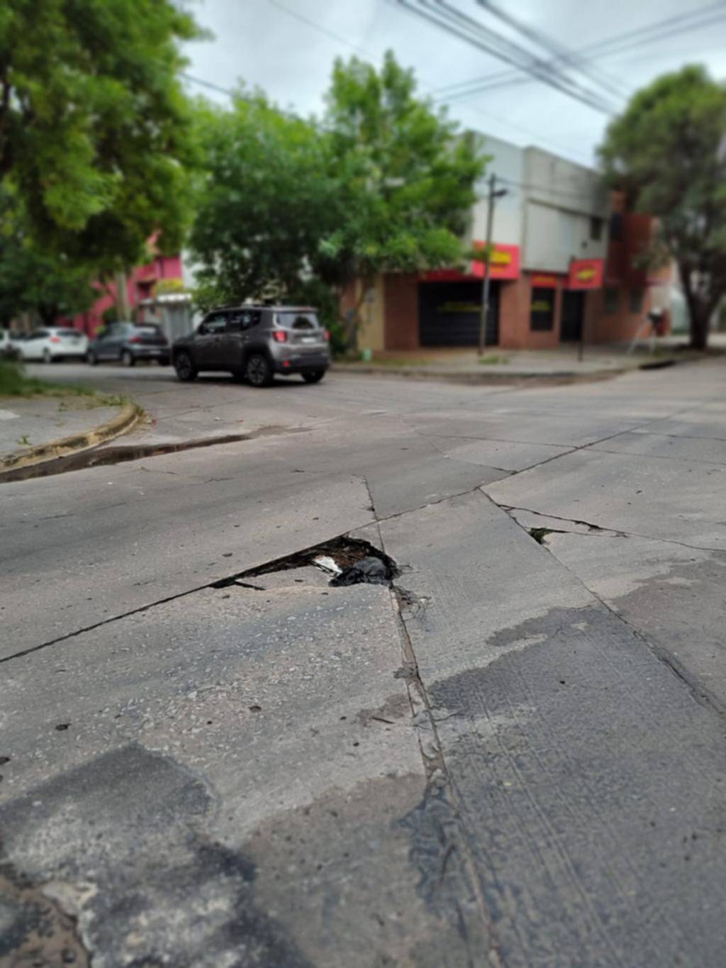 Reclamos por un pozo rompe vehículos en la esquina de 24 y 35