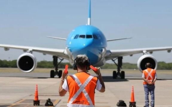 Aerolíneas Argentinas y los gremios firmaron preacuerdos en materia salarial y laboral