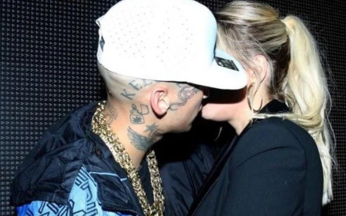 ¡Piedra libre! Muy enamorados, Wanda Nara y L-Gante a los besos en un boliche