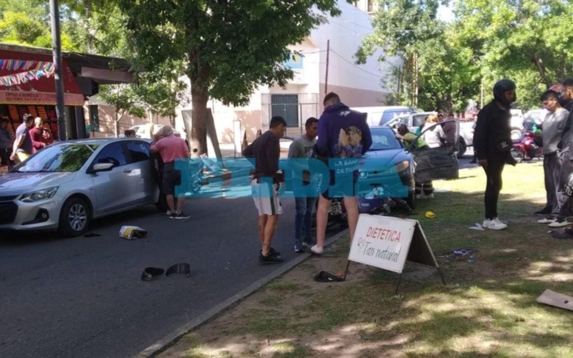 Fuerte choque entre un auto y una moto en 60 y 27: asisten a embarazada y pedido de semáforo