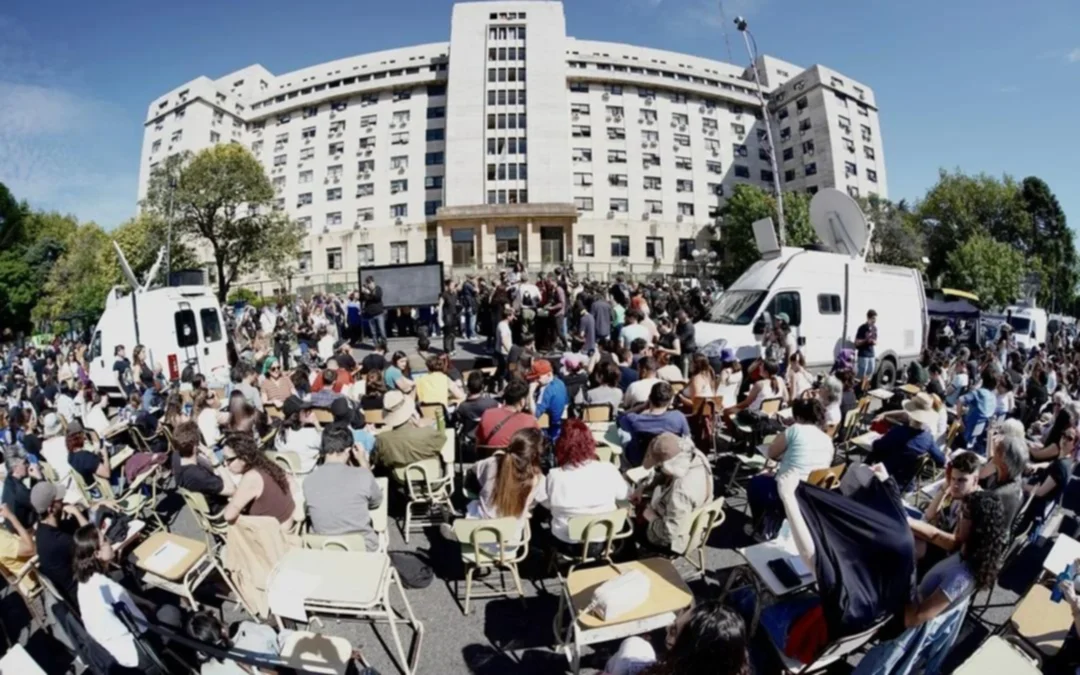 Cristina siguió la lectura de la condena desde Moreno: en Comodoro Py, fuerte operativo y "aguante" con clase pública