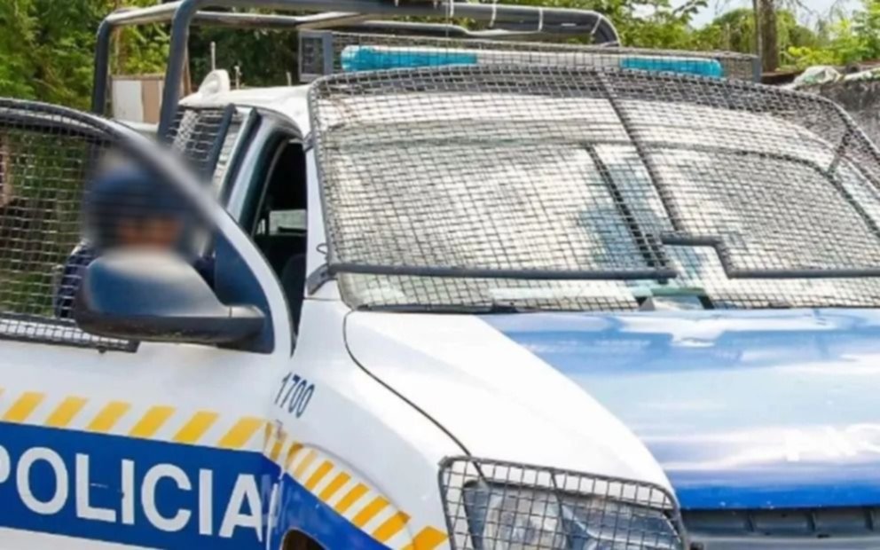 Los fueron a desalojar y les terminaron tirando a los policías con...
