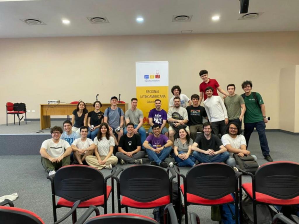 Estudiantes de informática van por el sueño del Mundial de Programación