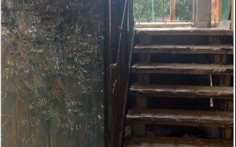 Alerta por "peligro de derrumbe" en un barrio de Ensenada: rajaduras, escaleras en mal estado y falta de limpieza