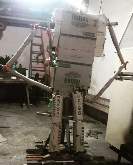 Muñecos de fin de año en La Plata: varios grupos ya pusieron manos a la obra a falta de 45 días