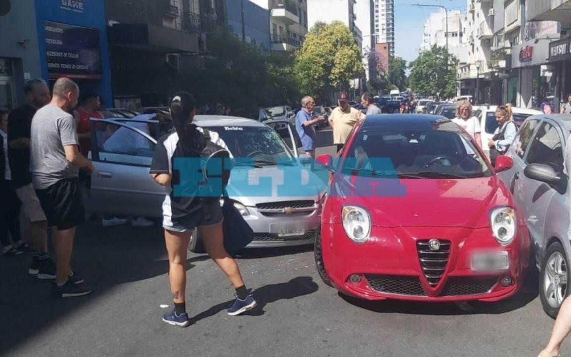 Un Alfa Romeo y un remís chocaron en pleno centro de La Plata