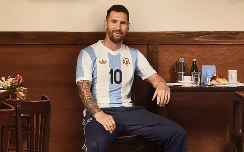 Cine y actuación: la presentación de la nueva camiseta retro de la Selección Argentina
