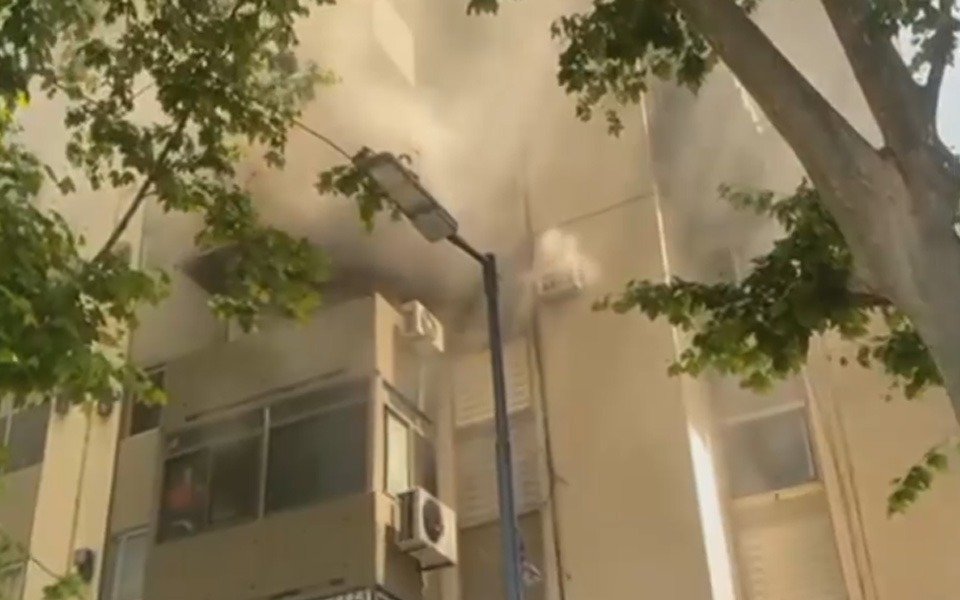 Incendio en un edificio de Flores: dos muertos, más de 60 heridos y personas atrapadas